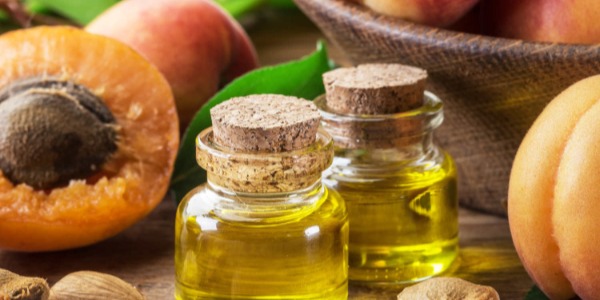 Aprikosenkernöl - ein Salatöl mit bis zu 35% Omega 6 Fettsäuren und viel Vitamin E